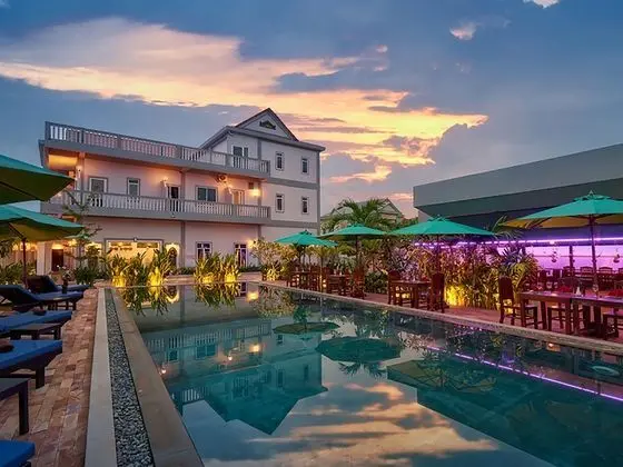 LILLY HOLIDAY HOTEL