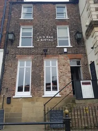 Lil's Bar and Bistro - Dış Mekan