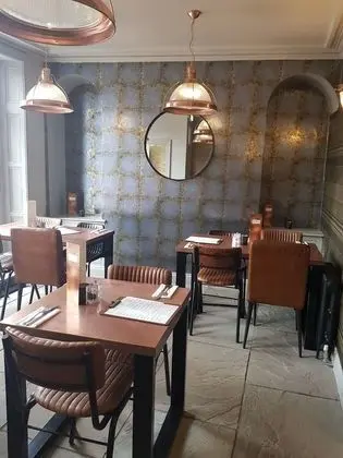 Lil's Bar and Bistro - Yerinde Yemek