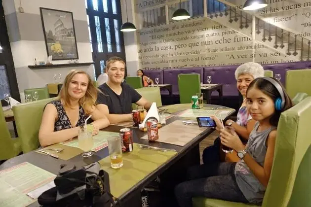 Lilú in family at Old Havana - Yerinde Yemek