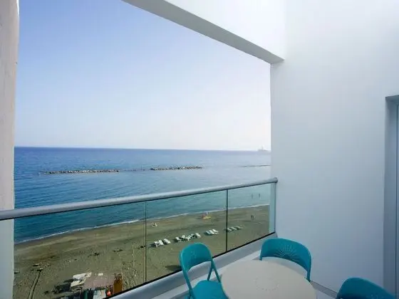 Limassol on the Beach Apartment - Dış Mekan