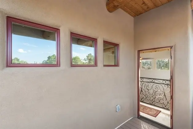 Linda - Stunning Contemporary Home, Walk to The Plaza