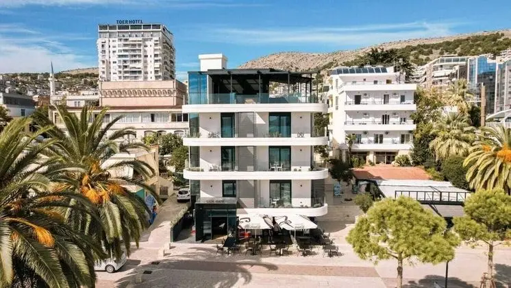 Lion Gate Hotel - Öne Çıkan Resim