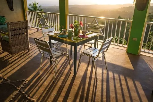 The Lion House Jamaica - Yerinde Yemek