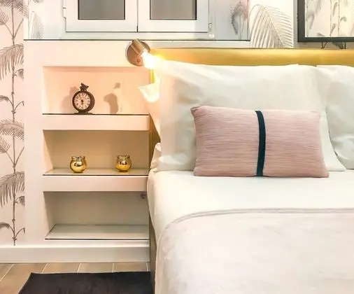 Lis002 · Snuggle up in the Metallic Bed at a Snug, Chic Studio