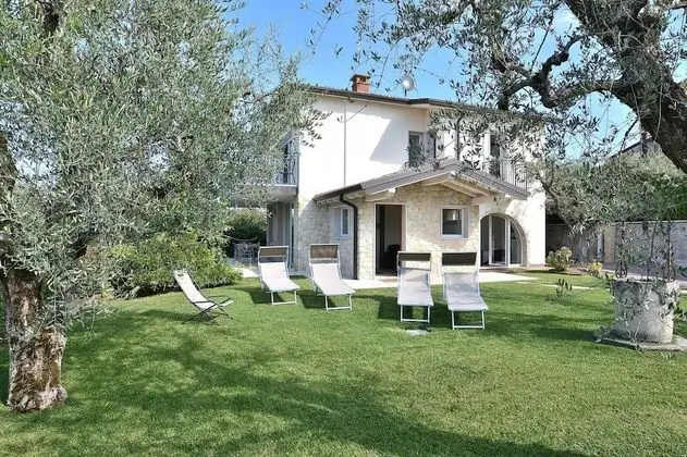 Villa Lisi - Sleeps 8 Private Garden in Residence With Pool in Bardolino
