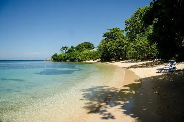 Little Bay Country Club Resort Complex - Plaj