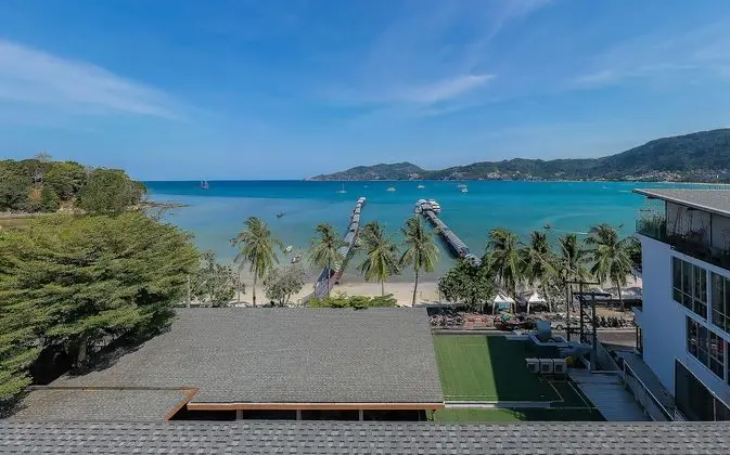 LIV Hotel Phuket Patong Beachfront - Plaj