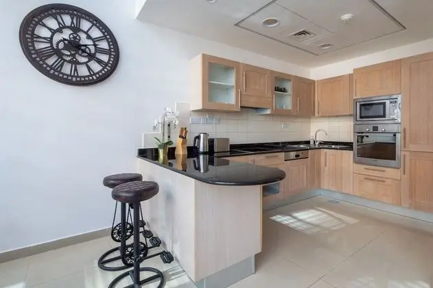 Lively & Spacious 1BR Loft in Dubai Marina - İç Mekan