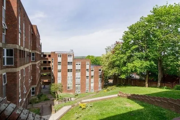 Livestay - 2 Bed Apt, Free Parking in Luton - Dış Mekan