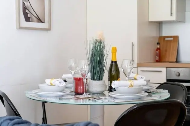 Livestay - 2 Bed Apt, Free Parking in Luton - Mutfak