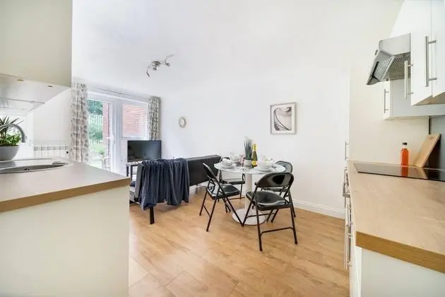 Livestay - 2 Bed Apt, Free Parking in Luton - Oda