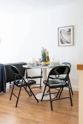Livestay - 2 Bed Apt, Free Parking in Luton - Oda Düzeni