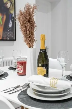 Livestay - 2 Bed Hollywood Movie Themed Apt - Mutfak