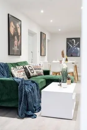 Livestay - 2 Bed Hollywood Movie Themed Apt - Oda Düzeni