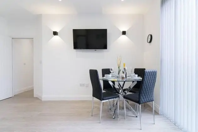Livestay - Luxury 2bed Apartment With Free Parking - Oda Düzeni