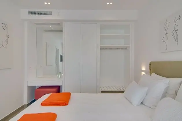 LIVINGHOME SUITES