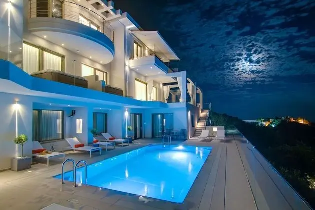 LIVINGHOME SUITES - Havuz