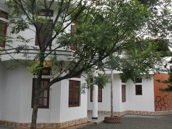 Lizzie Villa Guest House