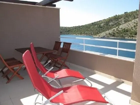 Ljubi - 20 m From Beach - A2 Crveni