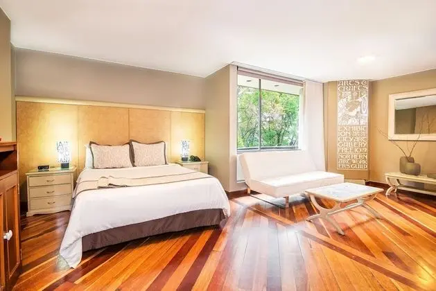 Lloyd's Apartasuites Parque 93