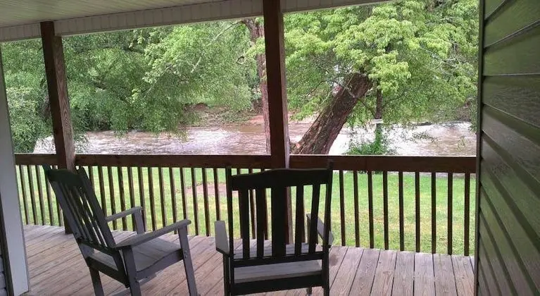 Lloyds on the River Country Inn