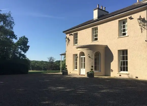 Llwynhelig Manor