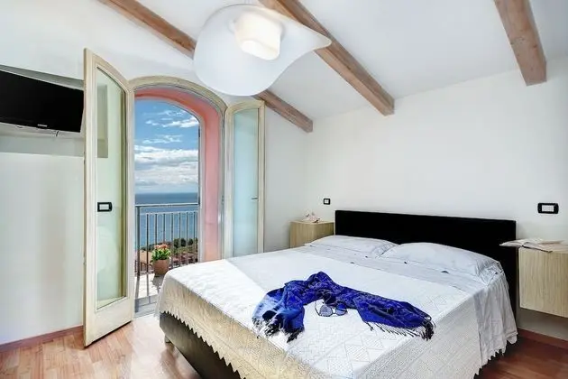 Lo zaffiro sul mare - Oda