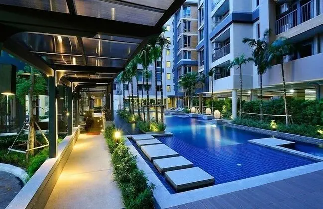 Locals Sathorn Siamese Nang Linchee
