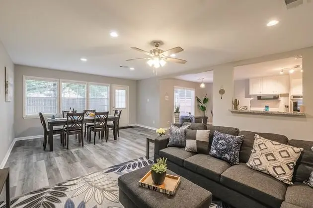 The Locals in SW Houston, Sleeps 9, Work-cation, King Bd, Pet, High Speed Wifi - İç Mekan