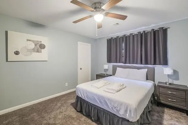 The Locals in SW Houston, Sleeps 9, Work-cation, King Bd, Pet, High Speed Wifi - Oda