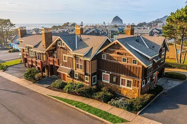 Lodges at Cannon Beach B2