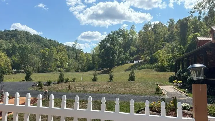 Log Cabin in the Field - Dış Mekan