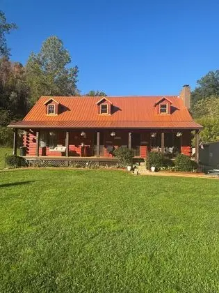 Log Cabin in the Field - Öne Çıkan Resim