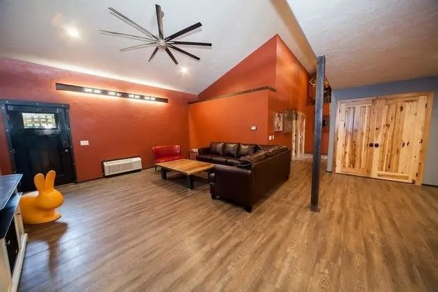 Log Cabin Lodge & Suites - 1