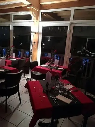 Logis Hôtel les Lodges Du Lac - Yerinde Yemek