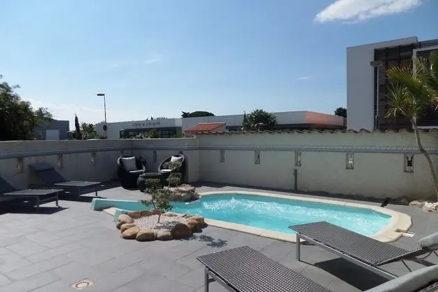 Logis Hotel Restaurant Les II Mas - Havuz
