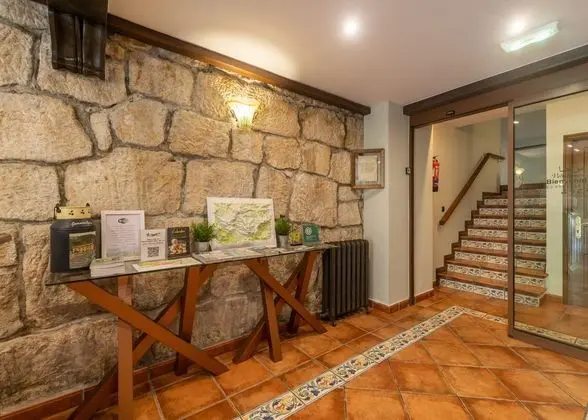 Logis Hotel Restaurante La Casa de Juansabeli - Lobi