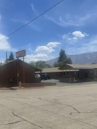 Lone Pine Budget Inn - Dış Mekan