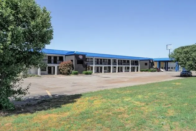 Lonestar Inn & Suites, Erick OK – Hwy 40 BY OYO