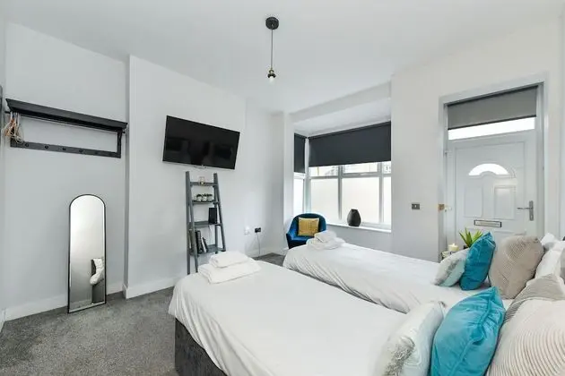 Long Eaton Modern 4bed House