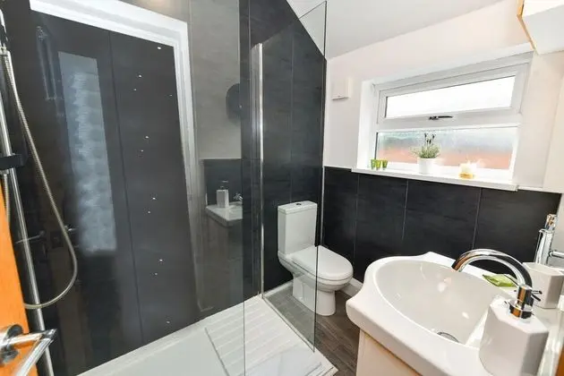 Long Eaton Modern 4bed House - Banyo Tipleri