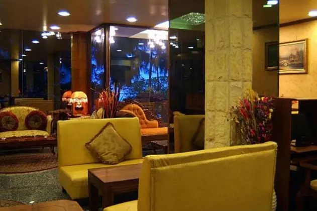 Loona Hotel - Lobi