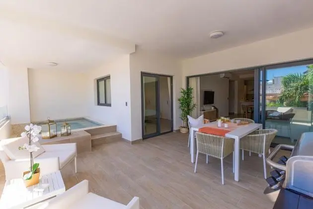 Los Corales Beach Steps Condo C101 - Oda