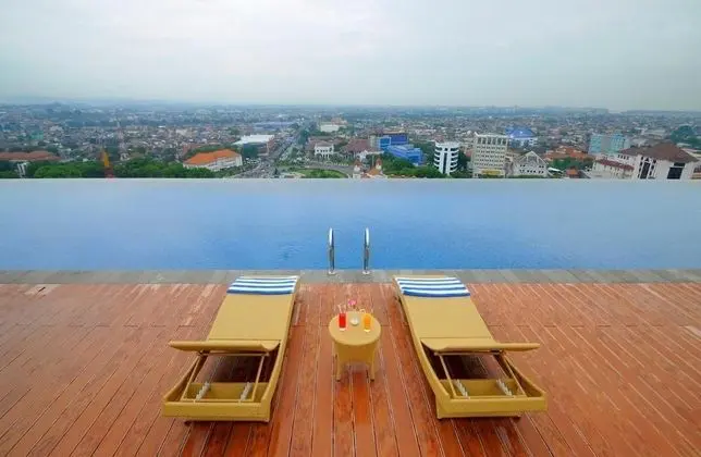 Louis Kienne Hotel Pandanaran - Havuz