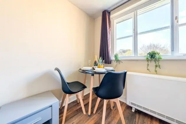 Lovegrove Contractor Stay With Free Wi-fi in Slough - İç Mekan