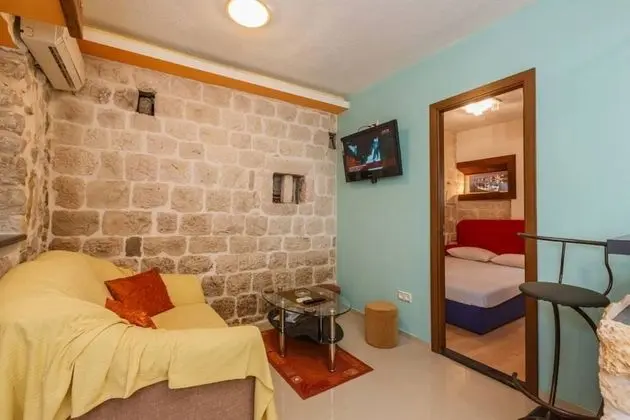Lovely 1-bed Apartment With Patio in Kastel Stari - Oda