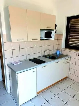 Lovely 1-bed Apartment With sea View in Srima - Mutfak