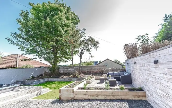 Lovely 1-bed Cottage in Kelty With Hot Tub - Dış Mekan