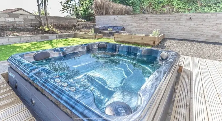 Lovely 1-bed Cottage in Kelty With Hot Tub - Spa